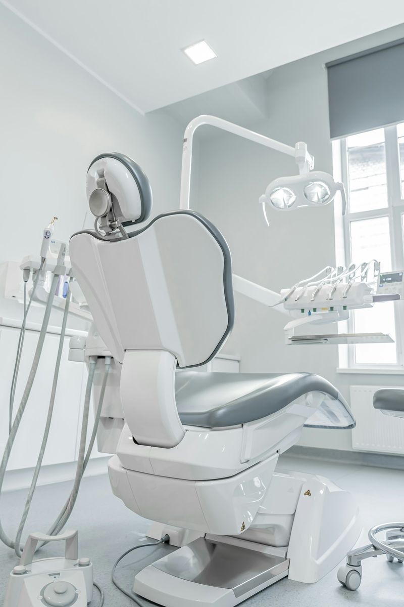 Cadeira odontológica em consultório iluminado